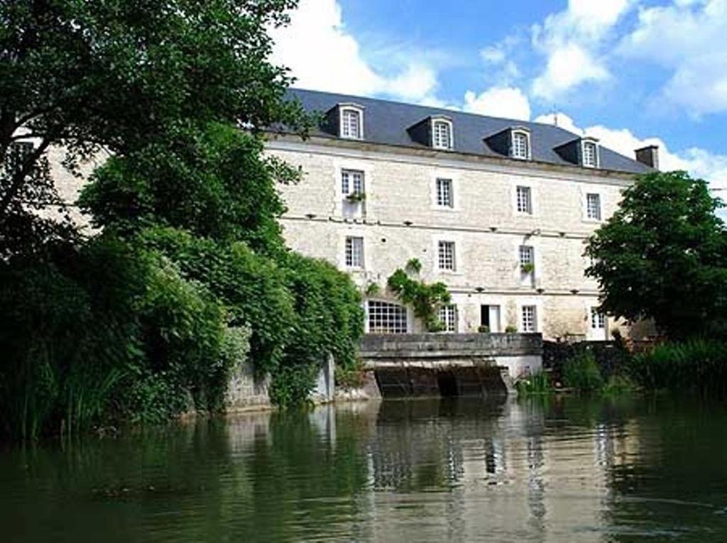 Le Moulin De Poilly Bed & Breakfast Eksteriør bilde